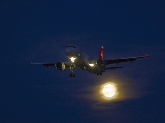 Les créneaux horaires seront limités au niveau actuel dès 21h00 pour les atterrissages et dès 22h20 pour les décollages (archives). © KEYSTONE/PATRICK B. KRAEMER