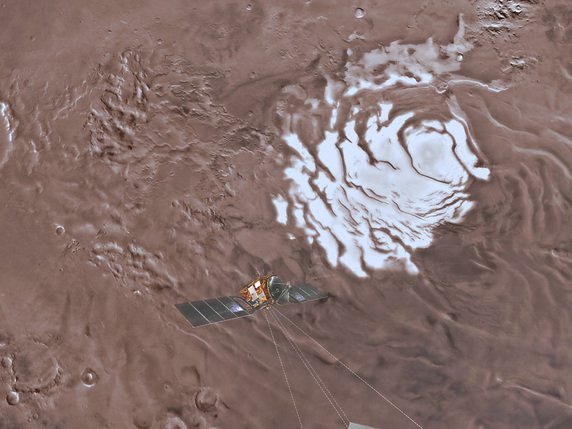Jamais un tel volume d'eau liquide n'avait encore été détecté sur Mars. Le lac se trouve à plus d'un kilomètre de profondeur sous le pôle sud, dont on voit ici la calotte glaciaire, avec au premier plan la sonde européenne Mars Express. © KEYSTONE/AP ESA/INAF