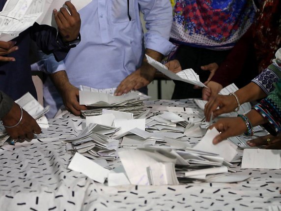 Alors que le dépouillement des élections bat son plein au Pakistan, les résultats sont d'ores et déjà contestés. © KEYSTONE/EPA/REHAN KHAN