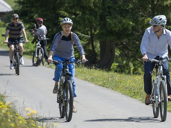 Le vélo électrique, c'est bon pour la santé. Simonetta Sommaruga (à gauche), Alain Berset (à droite) et Guy Parmelin (au second plan) avaient montré l'exemple lors de la course d'école du Conseil fédéral à Abländschen (BE) en juillet 2016 (archives). © KEYSTONE/LUKAS LEHMANN