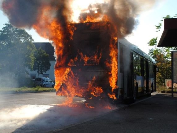 Le chauffeur du bus a tenté en vain d'éteindre l'incendie. Il a tout de même réussi à le maîtriser avant que les pompiers ne viennent l'éteindre. © Police de Schaffhouse