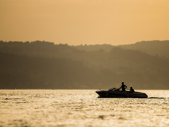 Le couple avait sauté dans l'eau depuis un bateau à moteur (photo symbolique) © KEYSTONE/CHRISTIAN MERZ