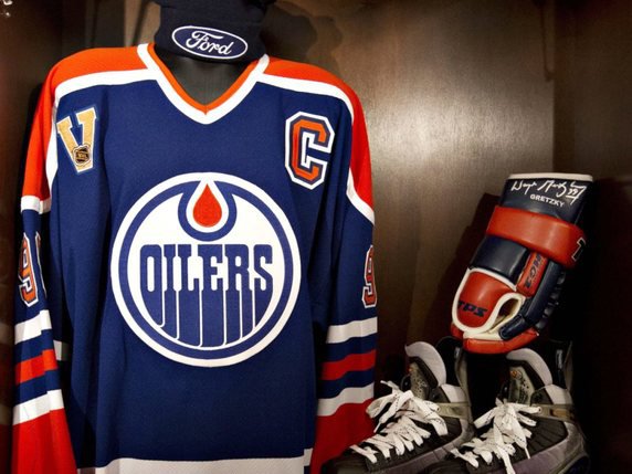 Un maillot de Wayne Gretzky devrait atteindre des sommets lors d'une vente aux enchères © KEYSTONE/AP CP/JASON FRANSON