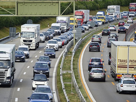 Le trafic sur l'autoroute A1 est particulièrement dense près de Zurich (archives). © KEYSTONE/MICHAEL BUHOLZER