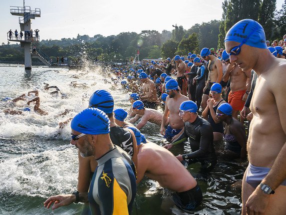 A Genève, 1014 nageurs étaient inscrits à la traversée du lac qui a eu lieu dimanche. Le départ du premier groupe, identifiable aux bonnets de bain bleus, a été donné à 08h00 à Genève-Plage. Les plus rapides ont rejoint les Bains des Pâquis en 23 minutes environ. © KEYSTONE/MARTIAL TREZZINI