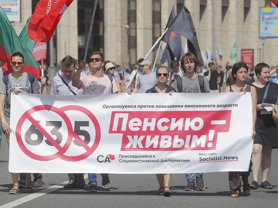 Plusieurs milliers de Moscovites ont défilé dans les rues de Moscou pour protester contre un projet de réforme du système des retraites. © KEYSTONE/EPA/MAXIM SHIPENKOV