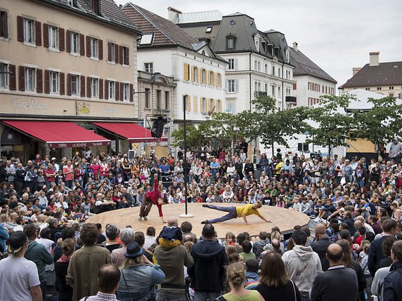 La Plage des Six Pompes est le plus grand festival international des arts de la rue de Suisse (archives). © KEYSTONE/JEAN-CHRISTOPHE BOTT