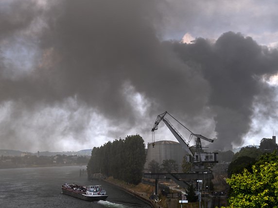 L'incendie de 2000 tonnes de traverses de chemin de fer a provoqué un important dégagement de fumée vendredi dans le port de Bâle (archives). © KEYSTONE/GEORGIOS KEFALAS