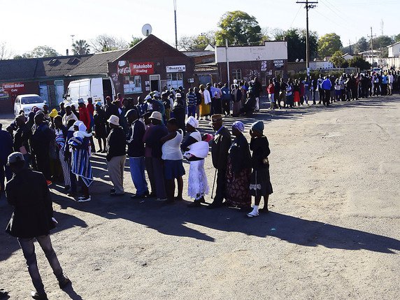 Des Zimbabwéens font la queue pour voter à Bulawayo, la deuxième ville du pays. © KEYSTONE/AP/LUCKY TSHUMA