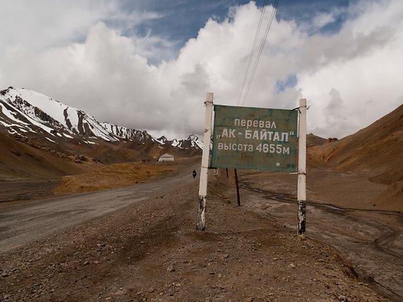La Suisse condamne l'attaque, qui a eu lieu sur la partie la plus méridionale de la voie touristique M41, plus connue sous le nom de route du Pamir, prisée par les passionnés de cyclisme pour ses passages à haute altitude avec des cols à plus de 4500 mètres. © Hylgeriak / Wikipedia