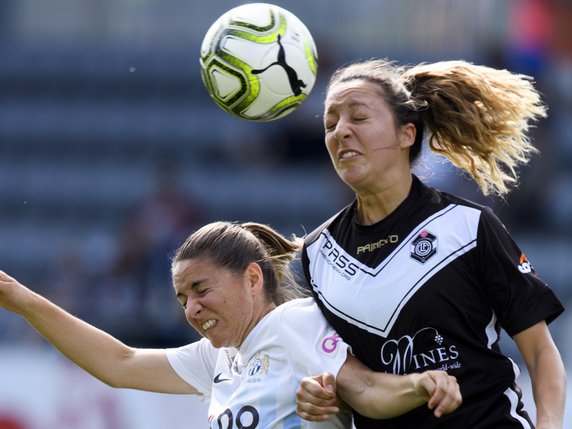 Les dégâts cérébraux seraient plus importants chez les femmes que chez les hommes sur les têtes en football. © KEYSTONE/ANTHONY ANEX