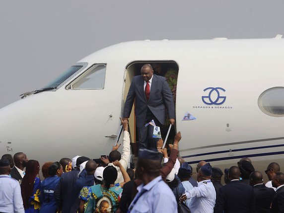 Jean-Pierre Bemba a été accueilli par des milliers de partisans à l'aéroport N'Djili de la capitale congolaise Kinshasa. © KEYSTONE/AP/JOHN BOMPENGO