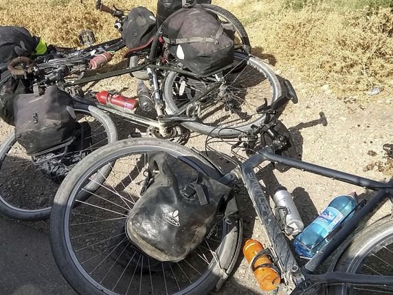 Les sept touristes pédalaient sur la route du Pamir qui relie le Kirghizstan voisin au Nord à la frontière afghane au Sud du Tadjikistan, un itinéraire apprécié des cyclistes pour sa difficulté et ses paysages désertiques. © Keystone/AP/ZULY RAHMATOVA