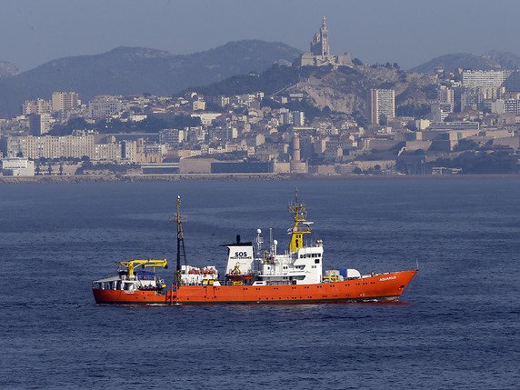 L'Aquarius a quitté à 18h00 le port de Marseille pour reprendre ses missions de sauvetage au large de la Libye en Méditerranée. © KEYSTONE/AP/CLAUDE PARIS
