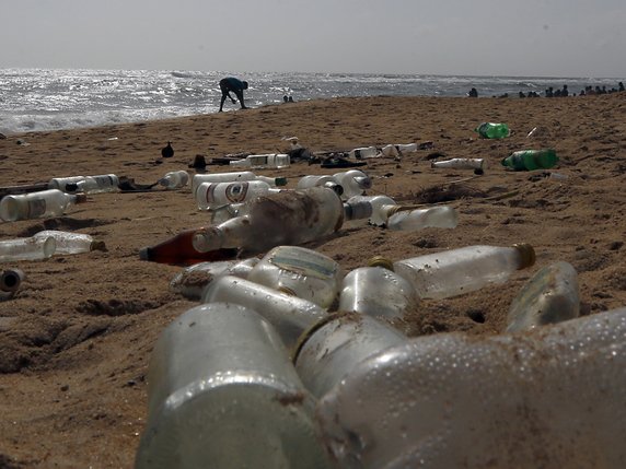 Les chercheurs n'ont pas encore déterminé la quantité de gaz à effet de serre qui se libère lorsque les déchets en plastique se dégradent "mais il est urgent de le faire" (image symbolique). © KEYSTONE/EPA/M.A.PUSHPA KUMARA