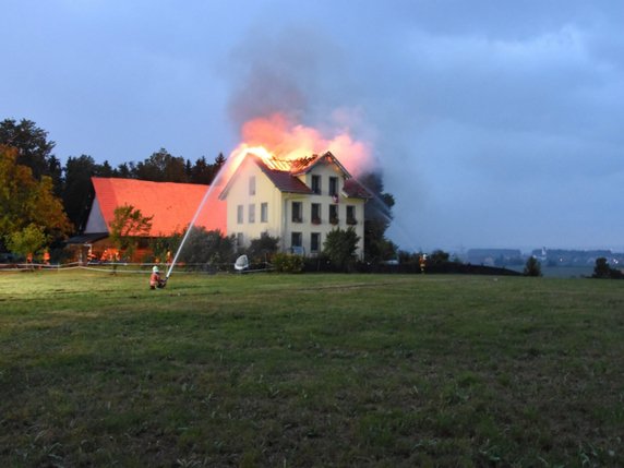 La foudre a mis le feu au toit et aux combles d'une maison mercredi soir à Muolen (SG). © Police cantonale SG