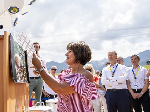 La conseillère fédérale Doris Leuthard a inauguré vendredi le parc aux ours d'Arosa (GR). © KEYSTONE/CHRISTIAN MERZ
