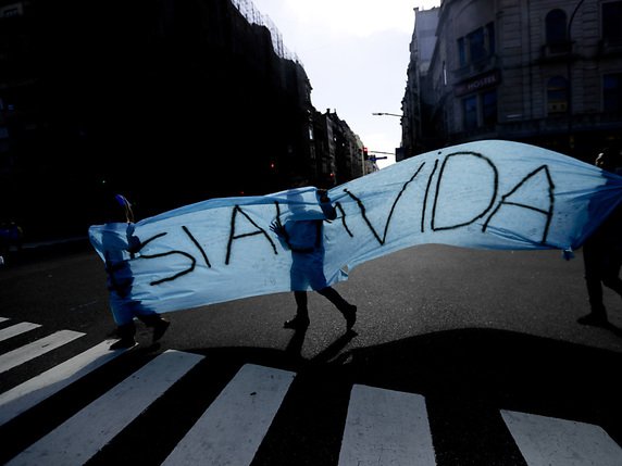 "L'Argentine est pro-vie", a déclaré l'une des manifestantes, arborant une écharpe bleue, symbole des opposants à la légalisation. © KEYSTONE/AP/NATACHA PISARENKO