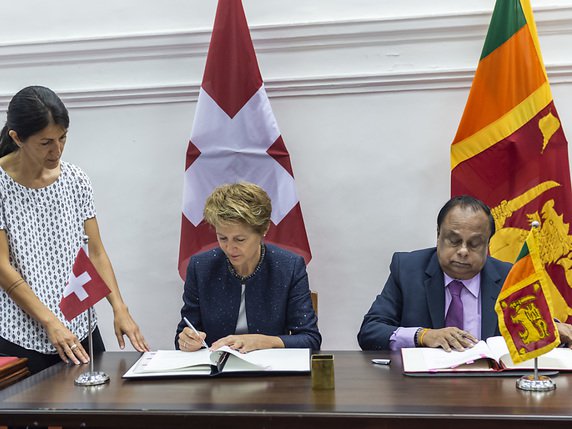 La conseillère fédérale Simonetta Sommaruga et le ministre de l'intérieur du Sri Lanka Seneviratne Bandara Nawinne ont signé lundi à Colombo un protocole d'entente en vue de la mise en place d'un partenariat migratoire entre les deux pays. © KEYSTONE/PATRICK HUERLIMANN