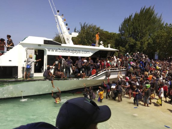 Près de 2000 touristes ont été évacués de petites îles indonésiennes suite au séisme, comme ici de celle de Gili Trwanangan. © KEYSTONE/AP NUSA TENGGARA MARINE POLICE/AKBP. DEWA WIJAYA