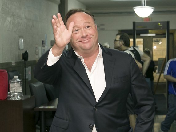 Alex Jones est une personnalité médiatique affiliée à l'extrême droite américaine, il a évoqué de nombreuses autres théories conspirationnistes, selon lesquelles, notamment, le gouvernement américain aurait commandité plusieurs actes terroristes, comme les attaques du 11-Septembre (archives). © KEYSTONE/AP Austin American-Statesman/JAY JANNER