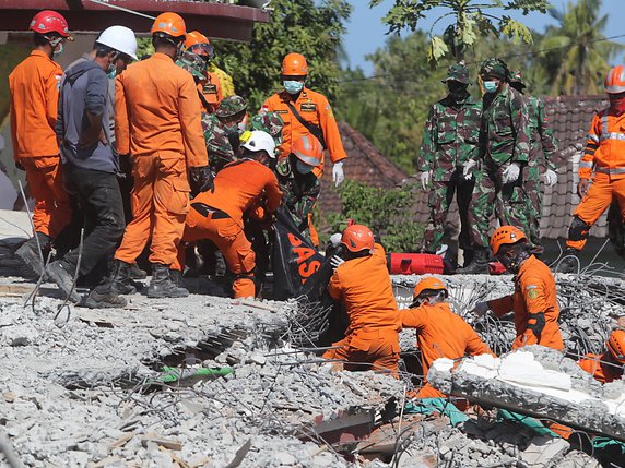 Les secours continuent les recherches dans les gravats des milliers de maisons qui se sont effondrées dimanche après le séisme. © KEYSTONE/EPA/ADI WEDA