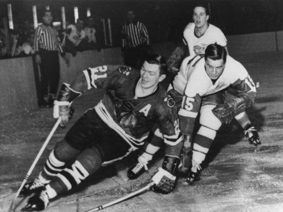 Stan Mikita (à gauche) dans une rencontre contre Detroit en 1965. © KEYSTONE/AP