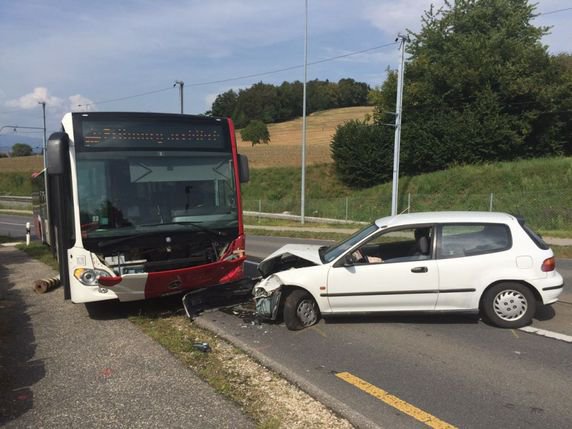 La collision a fait un blessé léger, à savoir le conducteur de la voiture. © Police FR