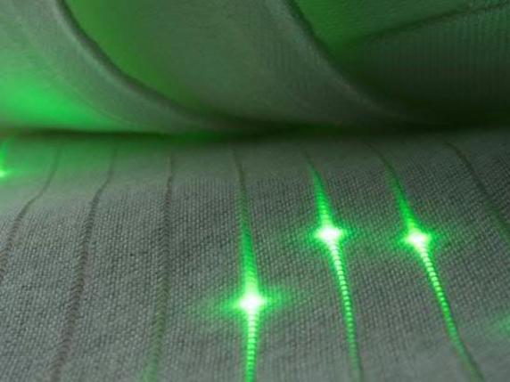 Grâce à leur fibre micrométrique, les scientifiques ont pu intégrer des diodes luminescentes dans un tissu. © Michael Rein, Yoel Fink