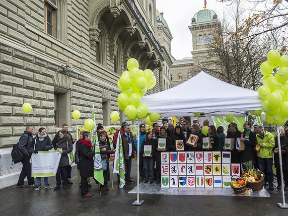 Les partisans de l'initiative pour des aliments équitables lors de la remise des signatures à la Chancellerie à Berne le 26 novembre 2015 (archives). © KEYSTONE/DOMINIC STEINMANN