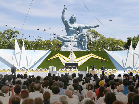 Des colombes sont lacées au-dessus du mémorial de la paix à Nagasaki. La ville commémore le 73e anniversaire de la bombe nucléaire qui a tué 74'000 personnes le 9 août 1945. © KEYSTONE/AP Kyodo News/MIYUKI SAITO