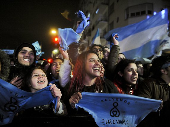 Le vote a été accueilli par des feux d'artifice et des cris de joie parmi les militants anti-IVG. Des familles et des membres du clergé en bandanas bleu pâle s'étaient rassemblés devant le bâtiment du Parlement, brandissant des drapeaux argentins pour soutenir l'Eglise catholique. © KEYSTONE/AP/LUISA BALAGUER