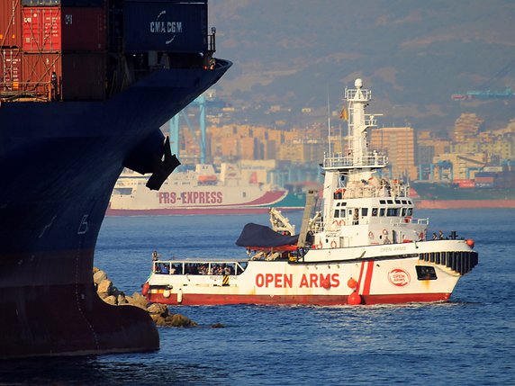 Le Open Arms, affrété par l'ONG espagnole Proactiva, a accosté à 9h20 sur un quai de San Roque, dans la baie d'Algésiras, à l'extrême sud de l'Espagne. © KEYSTONE/EPA EFE/A.CARRASCO RAGEL