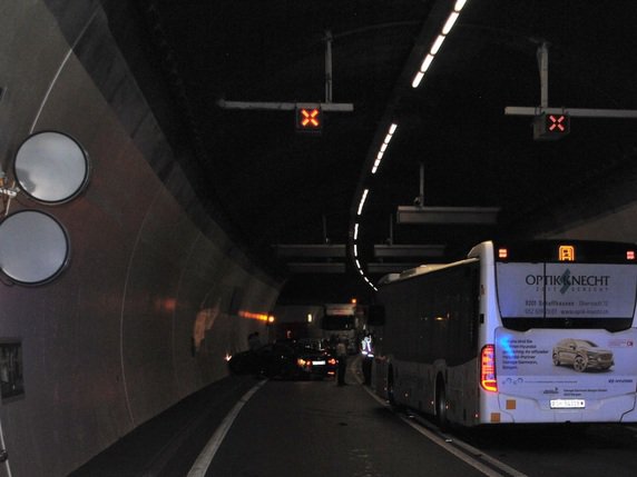 Une voiture a percuté plusieurs véhicules venant en sens inverse dans le tunnel de Fäsenstaub sur l'A4 près de Schaffhouse. © Schaffhauser Polizei