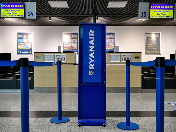 Les pilotes de Ryanair sont en grève vendredi dans cinq pays européens en pleine période de congés estivaux (archives). © KEYSTONE/EPA/SASCHA STEINBACH
