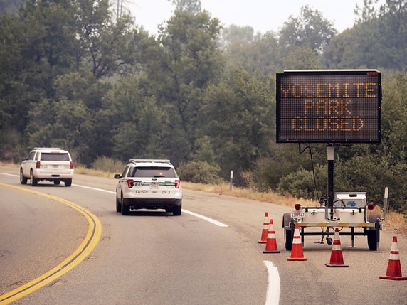 Le parc national Yosemite, un des plus populaires des Etats-Unis, avait partiellement été fermé au public le 25 juillet en raison des fumées et autres dangers liés à l'incendie baptisé Ferguson Fire (archives). © KEYSTONE/FR34727 AP/NOAH BERGER