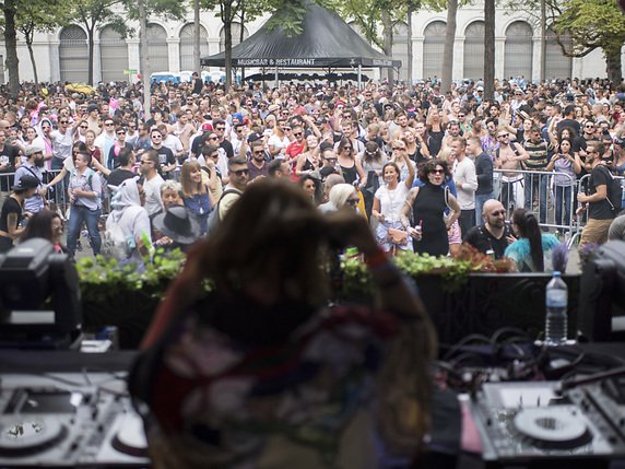 Plus de de 200 DJs animent cette année la Street Parade à Zurich (archives). © KEYSTONE/ENNIO LEANZA