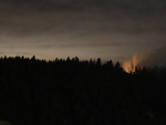 Un employé d'une compagnie aérienne a décollé sans autorisation à bord d'un avion vide vendredi soir. Le bimoteur à hélices Bombardier Q400 s'est écrasé dans le Puget Sound, le bras de mer qui longe la ville de Seattle © KEYSTONE/AP/TED S. WARREN
