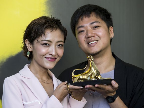 L'actrice chinoise Luna Kwok et le réalisateur singapourien Yeo Siew Hua posent avec le Léopard d'or, qui récompense "A Land Imagined". © KEYSTONE/ALEXANDRA WEY