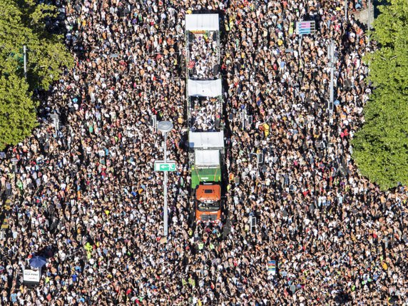 Un million de fans de techno ont participé à la 27e édition de la Street Parade à Zurich. © KEYSTONE/ENNIO LEANZA