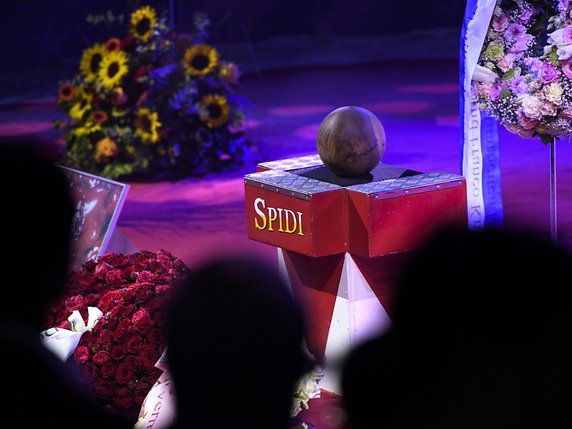 L'urne funéraire contenant les cendres de Peter Wetzel, alias le clown Spidi, lors de la cérémonie au Cirque Knie à Berne. © Keystone/Anthony Anex