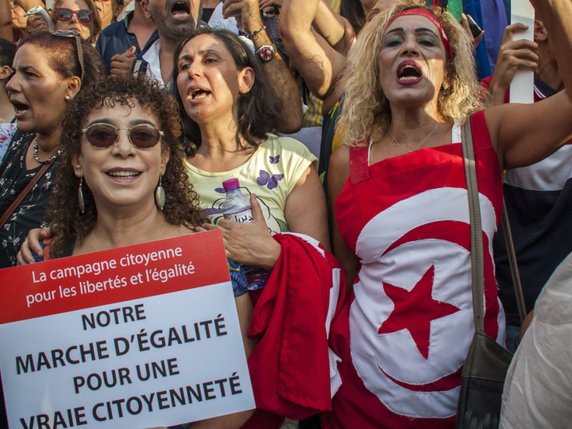 "Nous sommes redescendus dans la rue pour l'égalité", ont clamé les quelque 2000 manifestants dont de nombreuses femmes. © KEYSTONE/AP/HASSENE DRIDI