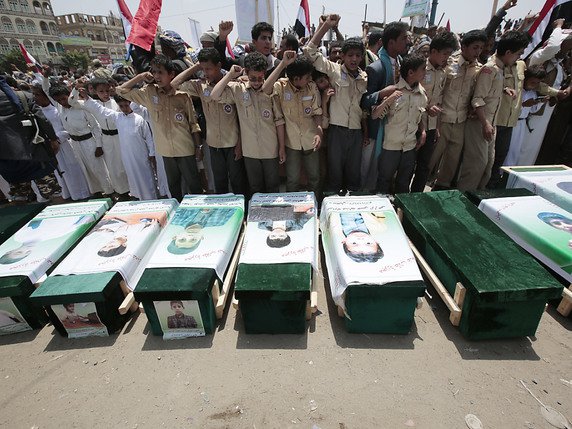 Des milliers de Yéménites ont assisté lundi aux funérailles des dizaines d'enfants tués la semaine dernière dans une attaque de la coalition sous commandement saoudien contre un autocar. © KEYSTONE/AP/HANI MOHAMMED