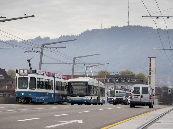 Selon une étude, les transports publics suisses offrent un bon rapport qualité-prix en comparaison européenne (image symbolique). © KEYSTONE/CHRISTIAN MERZ
