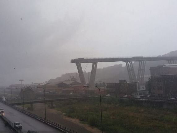L'effondrement du pont à Gênes a fait au moins 35 morts © Polizia di Stato