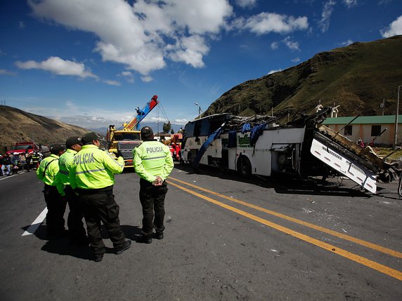 Le car, propriété d'une société colombienne, avait quitté la ville de Neiva en Colombie mardi et roulait vers Quito sur cette route à haut risque, du fait de ses descentes abruptes et courbes marquées. © KEYSTONE/EPA EFE/JOSÉ JÁCOME
