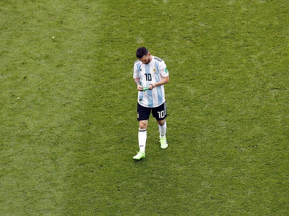 Lionel Messi quitte la pelouse de Kazan la tête basse, après l'élimination contre la France au Mondial: une nouvelle grande désillusion pour la Puce © KEYSTONE/EPA/ROBERT GHEMENT