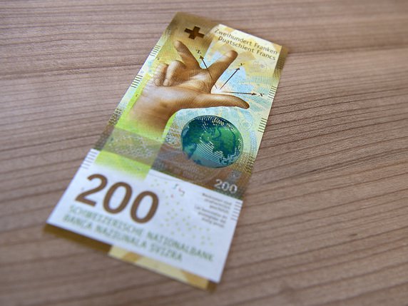 La BNS a présenté le nouveau billet de 200 francs, qui sera mis en circulation le 22 août. © KEYSTONE/MELANIE DUCHENE