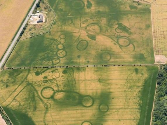Ces marques sont apparues car les vestiges modifient la fertilité des sols. En 2011, lors de la dernière sécheresse au Royaume-Uni, 1500 sites avaient été découverts. © @HistoricEngland / Twitter