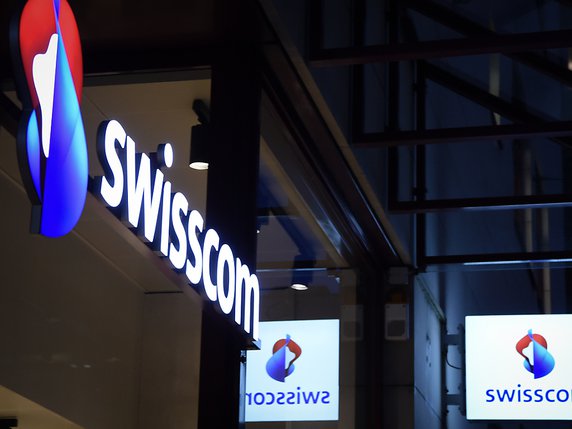 Malgré le repli des recettes en Suisse, Swisscom a pu étoffer ses ventes totales au premier semestre ( archives). © KEYSTONE/MELANIE DUCHENE
